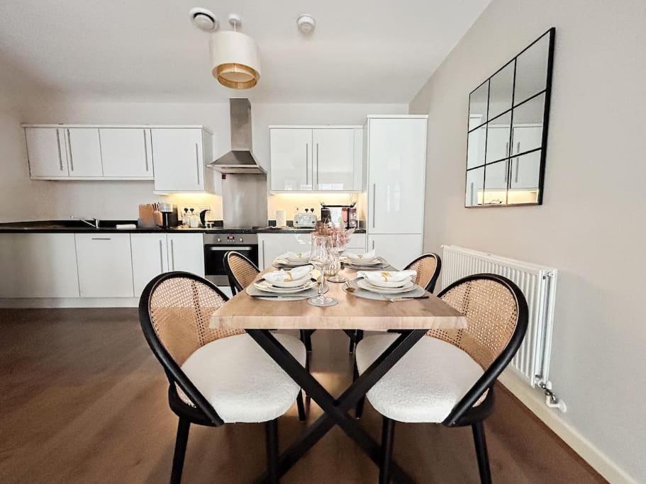 Stylish Urban Sanctuary With Parking Londres