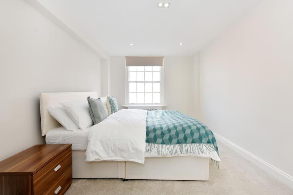 Three Bedrooom Flat In Heart Of Londres