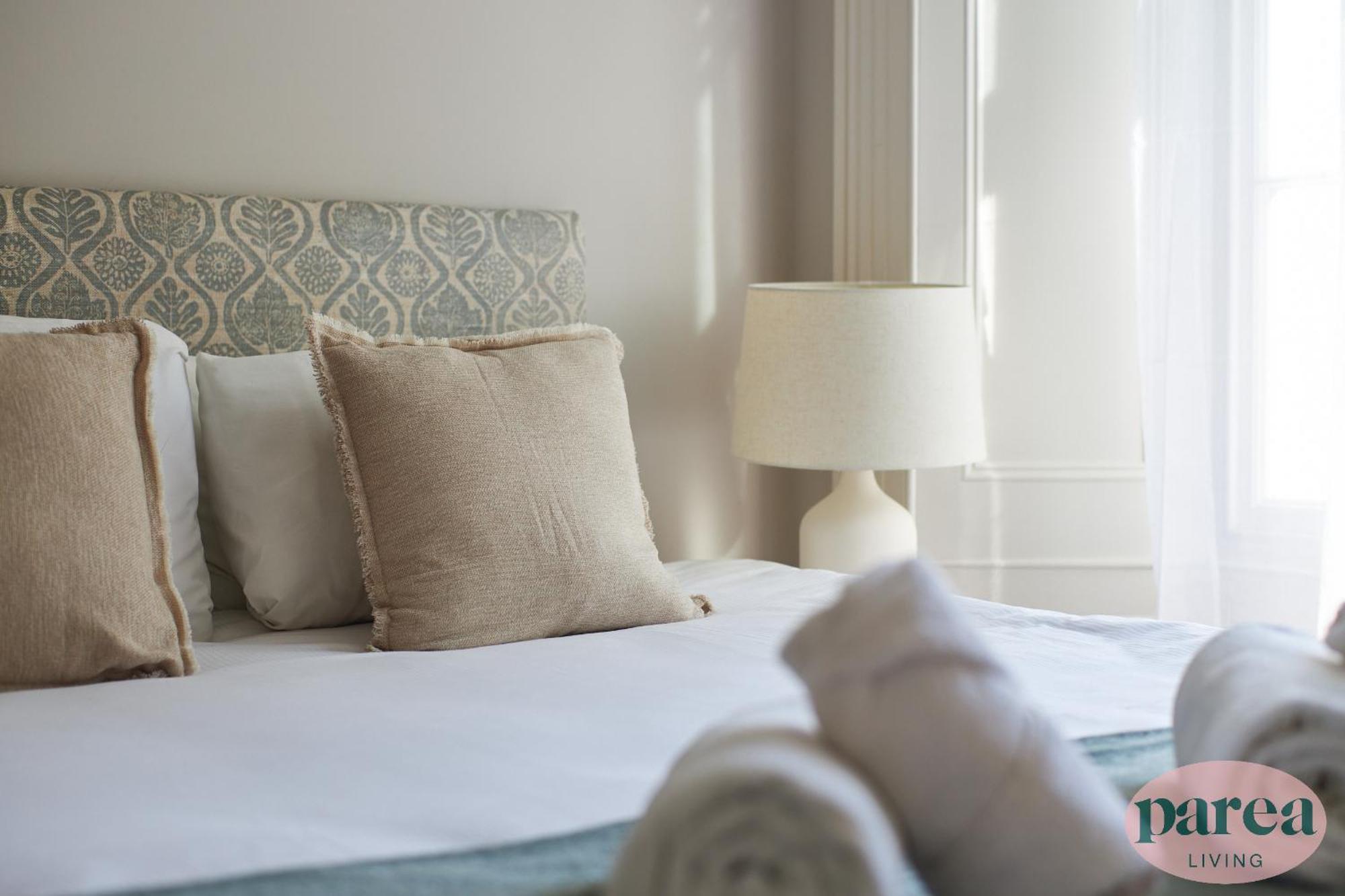 Parea Living - Notting Hill, Stylish 1-bedroom Flat, Private Gardens, Remote Working