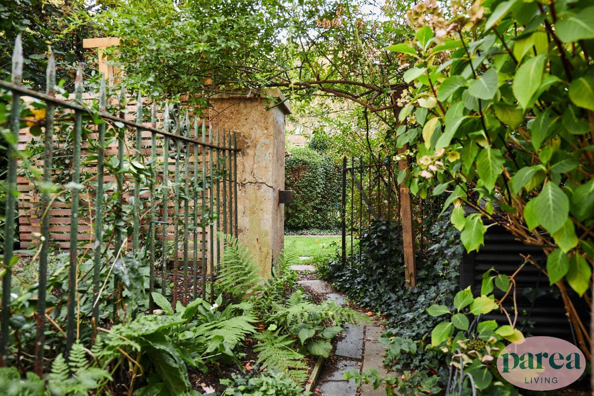 Parea Living - Notting Hill, Stylish 1-bedroom Flat, Private Gardens, Remote Working