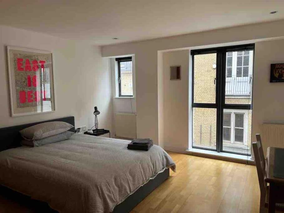 1 Bed Flat With View Of Vibrant Hoxton Square * Londres