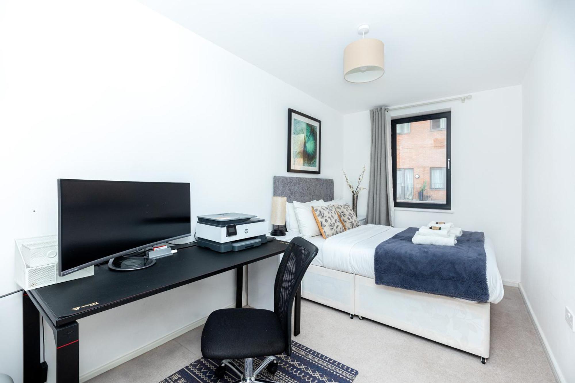 Modern 2br Wpatio & Free Parking, Canning Town Londres