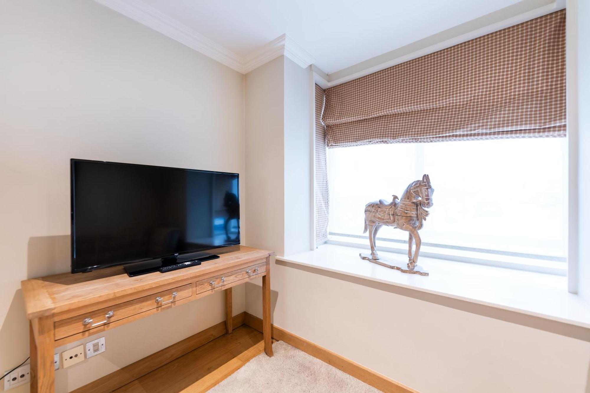 Luxury 6 Bedroom House In Southwick Street *