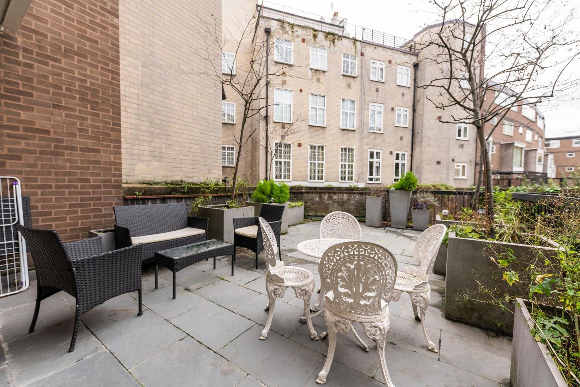 Luxury 6 Bedroom House In Southwick Street *