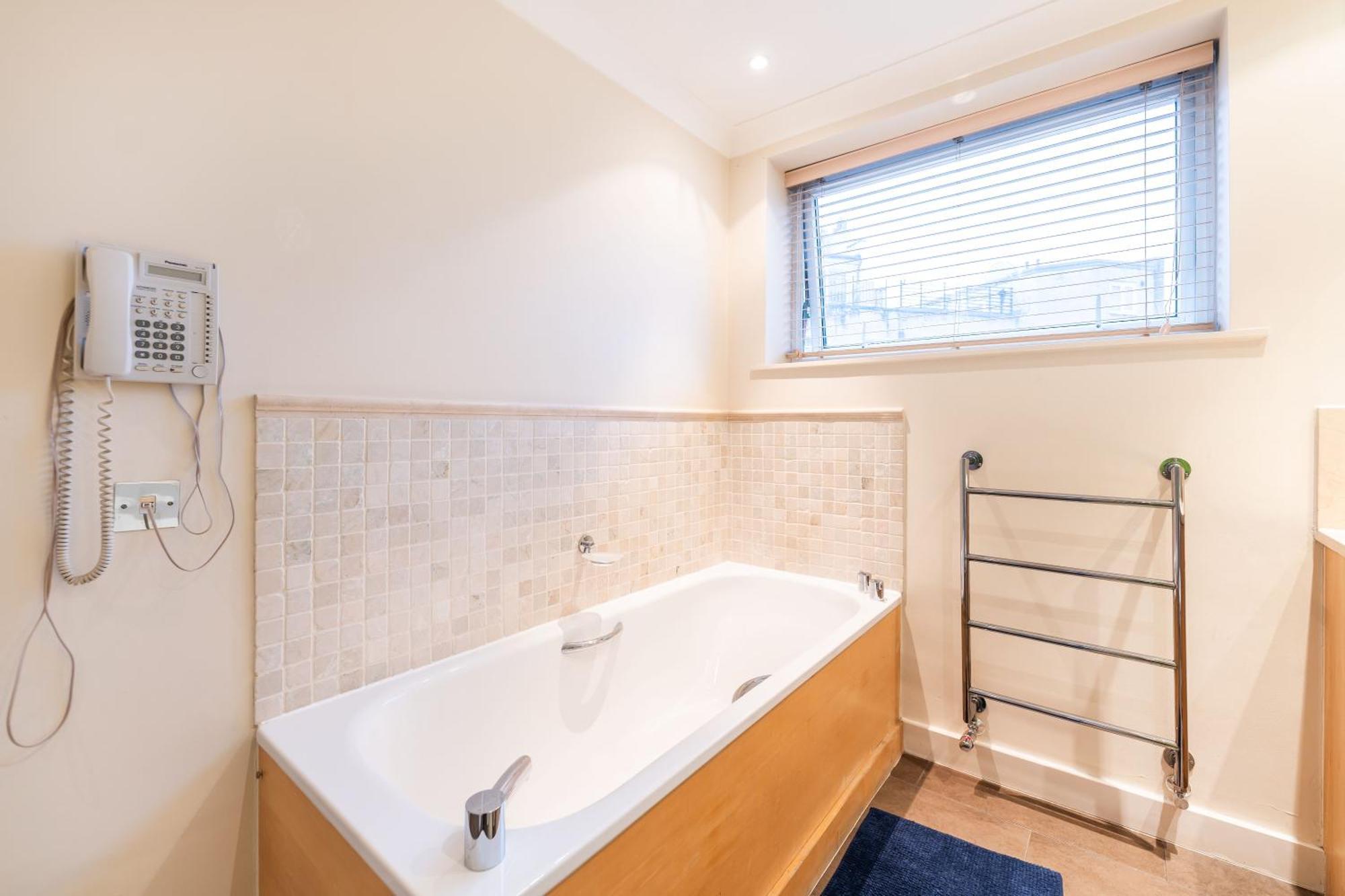 Luxury 6 Bedroom House In Southwick Street