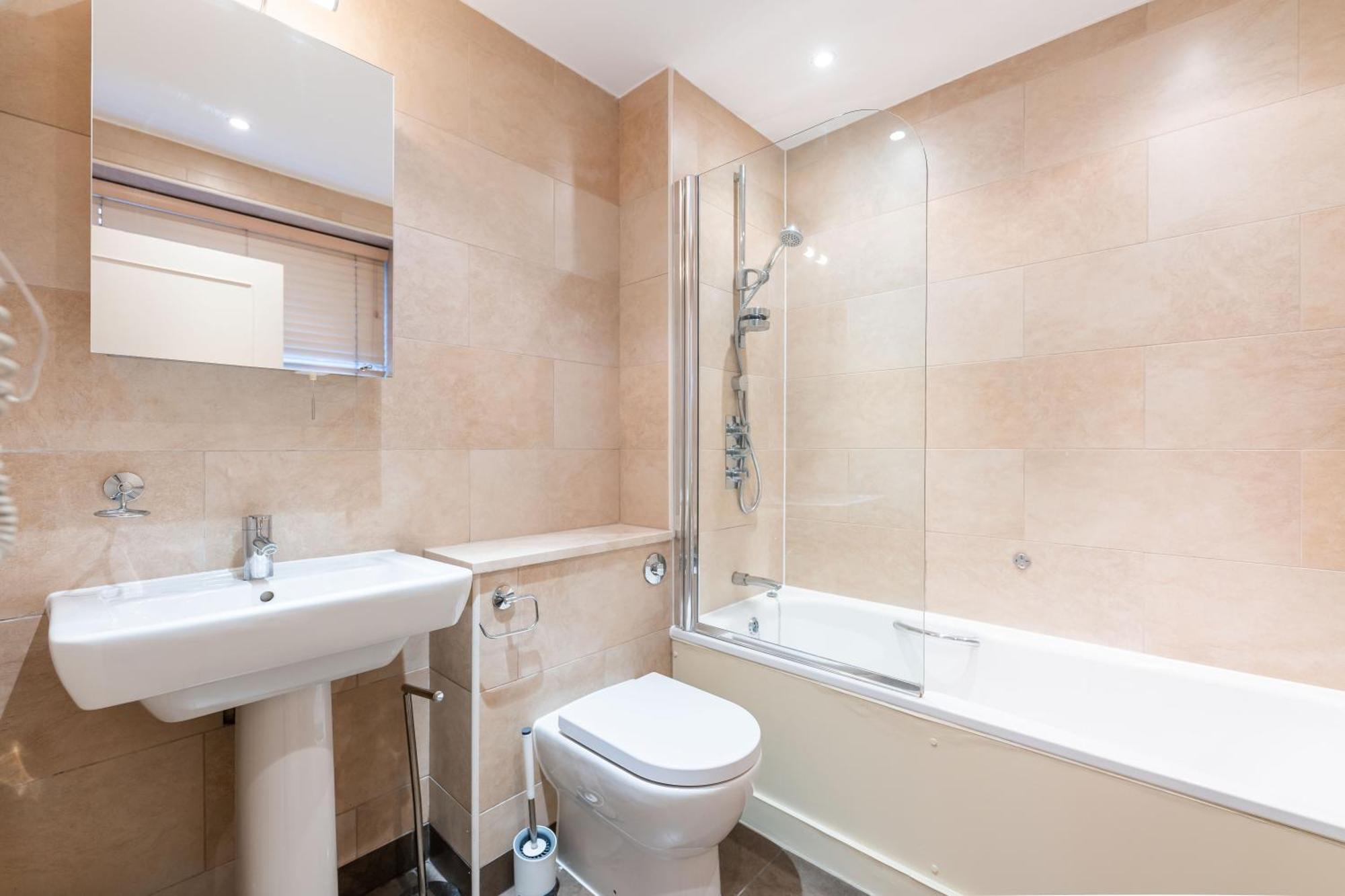 Luxury 6 Bedroom House In Southwick Street *