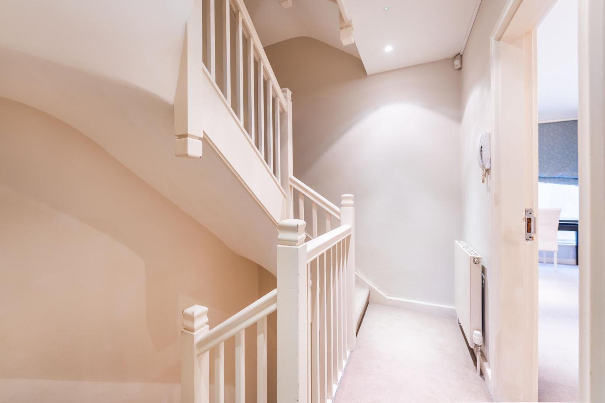 Luxury 6 Bedroom House In Southwick Street