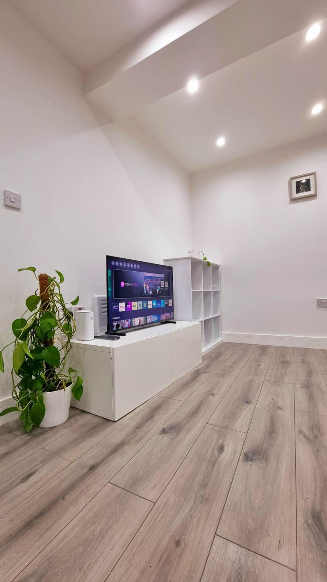 Brand New Flat Close To Turnpike Lane Tube Station * Londres