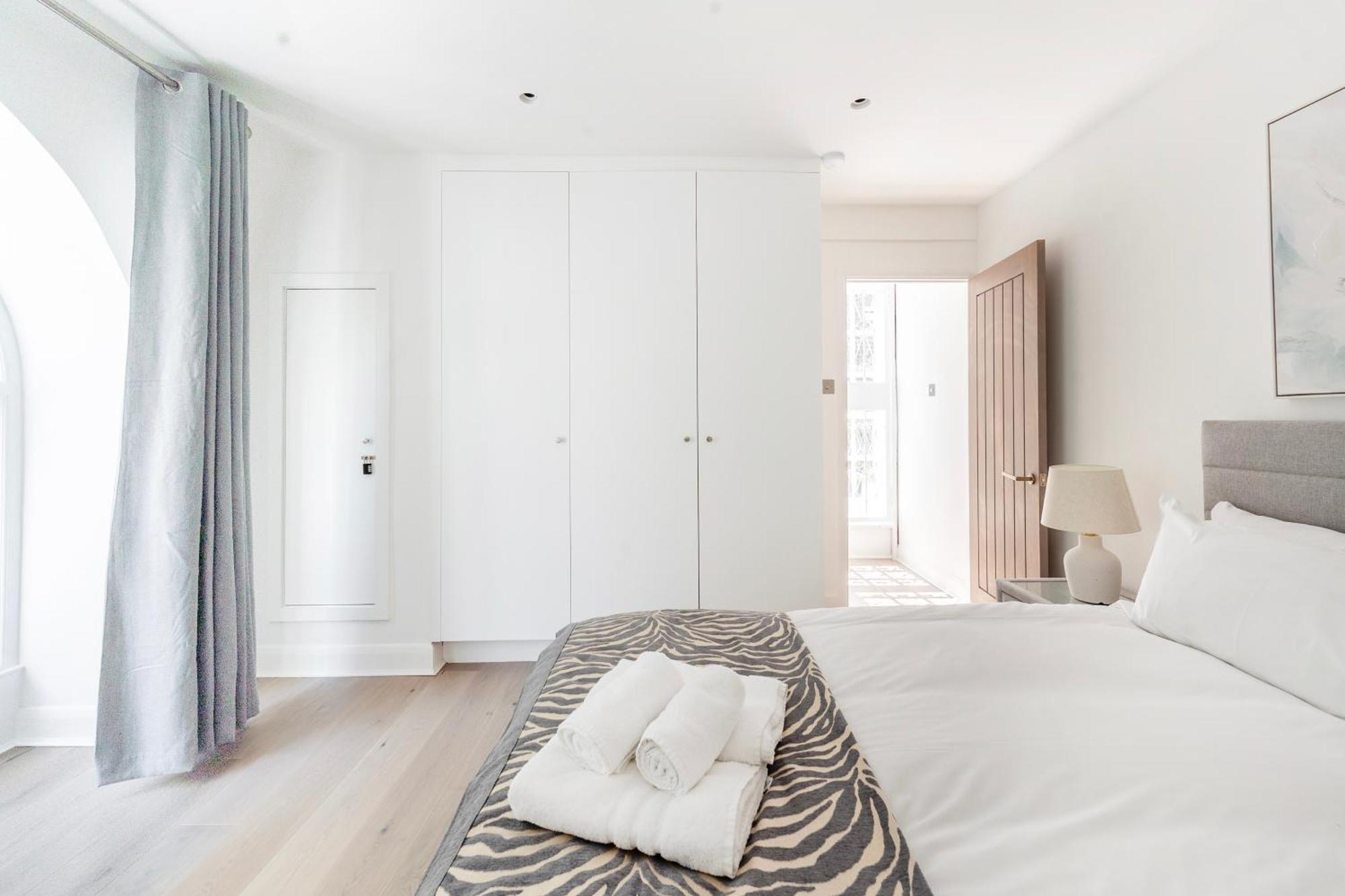 Hébergement de vacances Townhouse Moments From Hyde Park & Notting Hill - Free Luggage Storage Nearby And In Unit Washing Machine & Dryer Londres