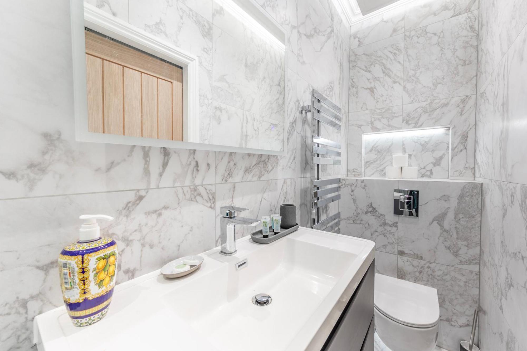 Hébergement de vacances Townhouse Moments From Hyde Park & Notting Hill - Free Luggage Storage Nearby And In Unit Washing Machine & Dryer