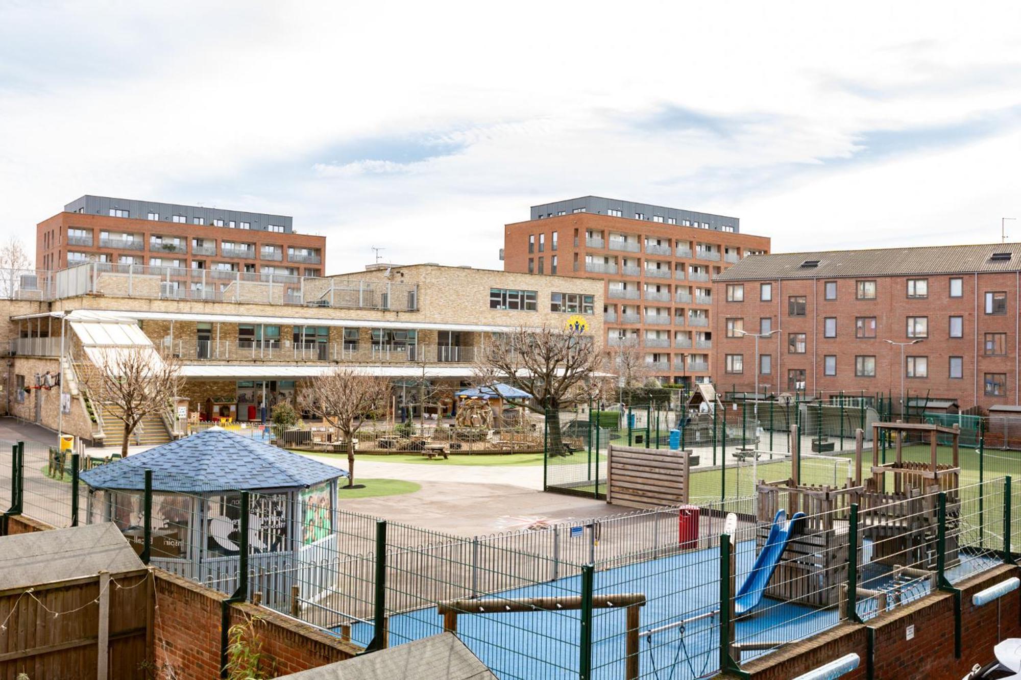 Modern 2br Wpatio & Free Parking, Canning Town Appartement *