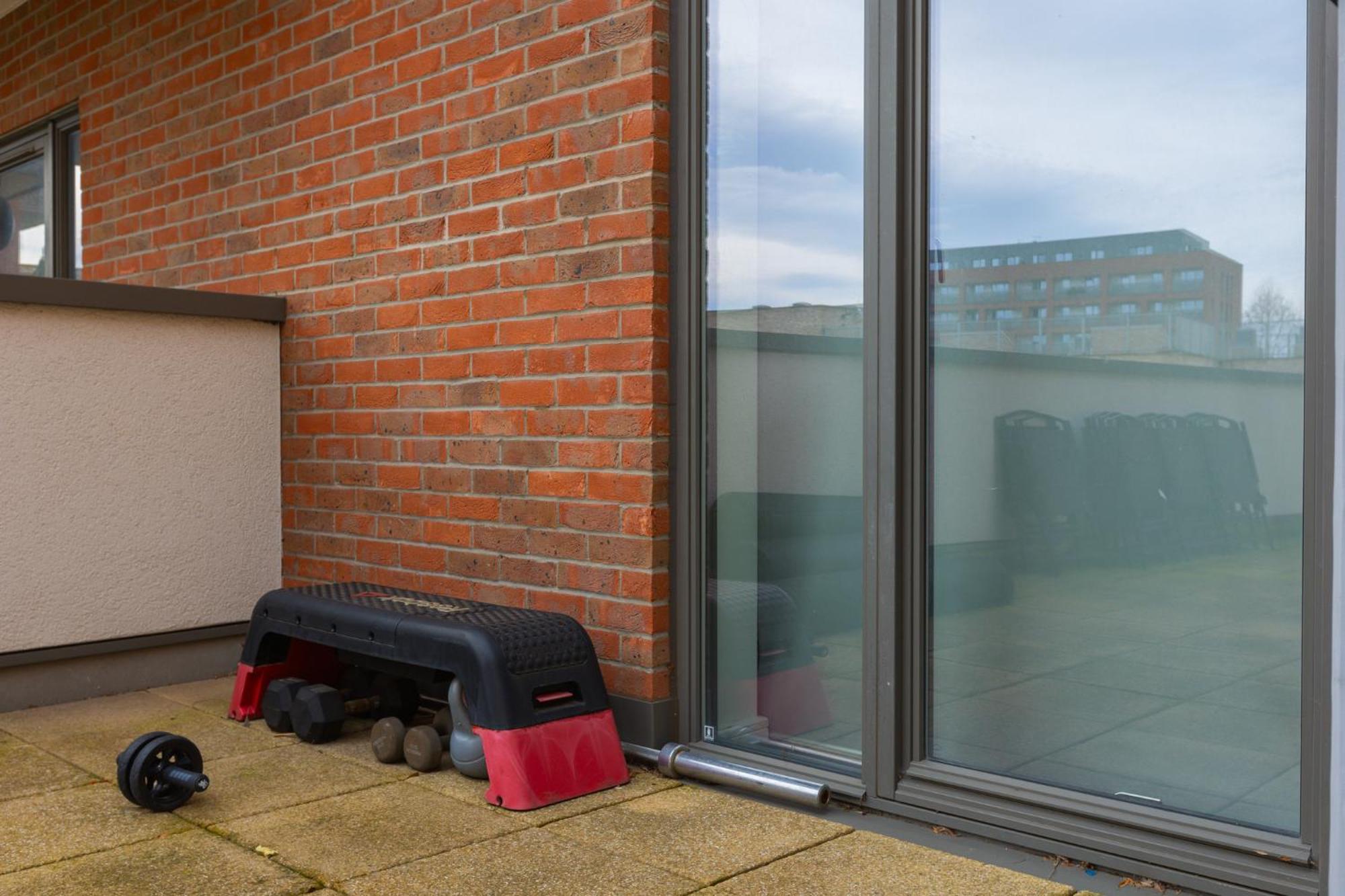 Modern 2br Wpatio & Free Parking, Canning Town Appartement