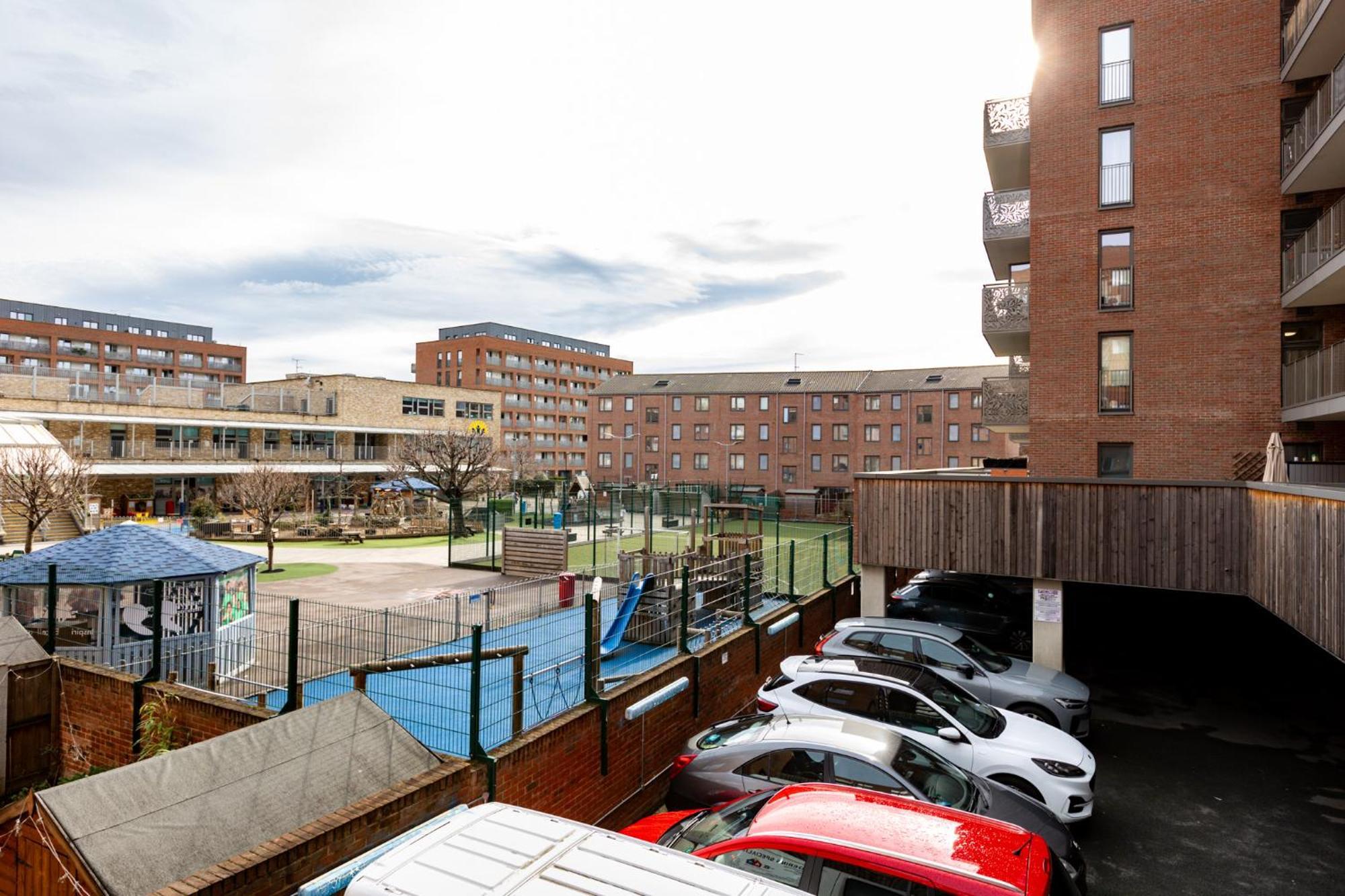 Appartement Modern 2br Wpatio & Free Parking, Canning Town *