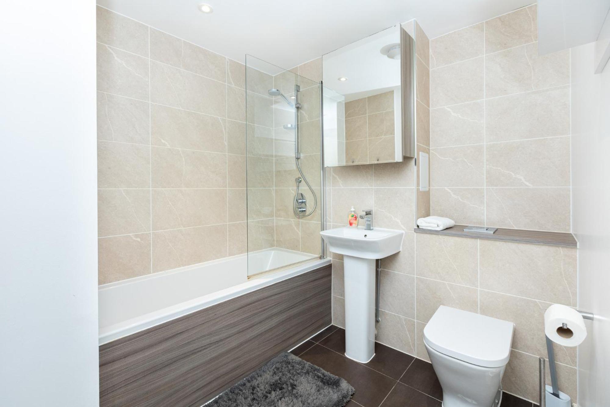 Modern 2br Wpatio & Free Parking, Canning Town Londres