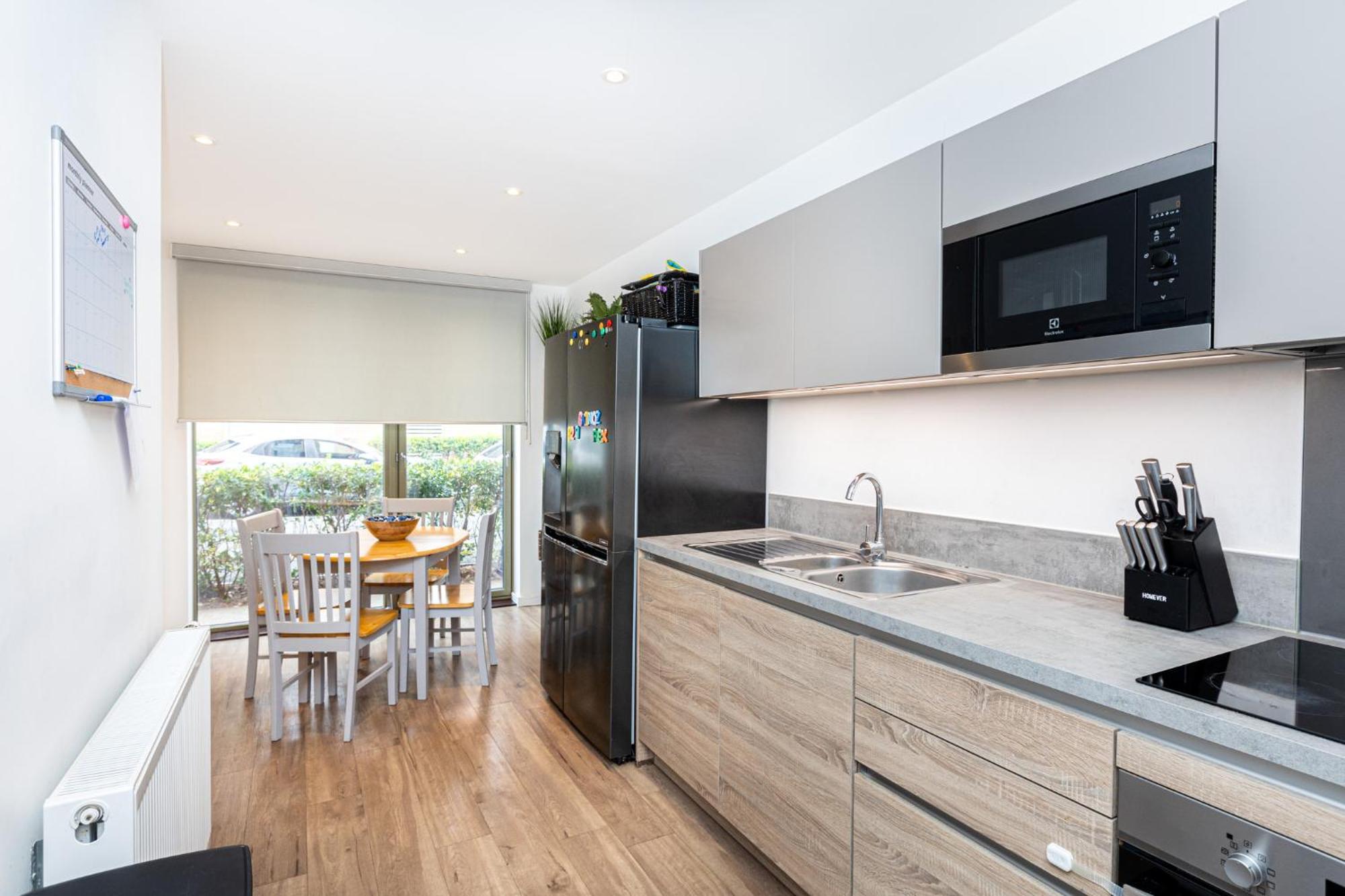 Modern 2br Wpatio & Free Parking, Canning Town Appartement