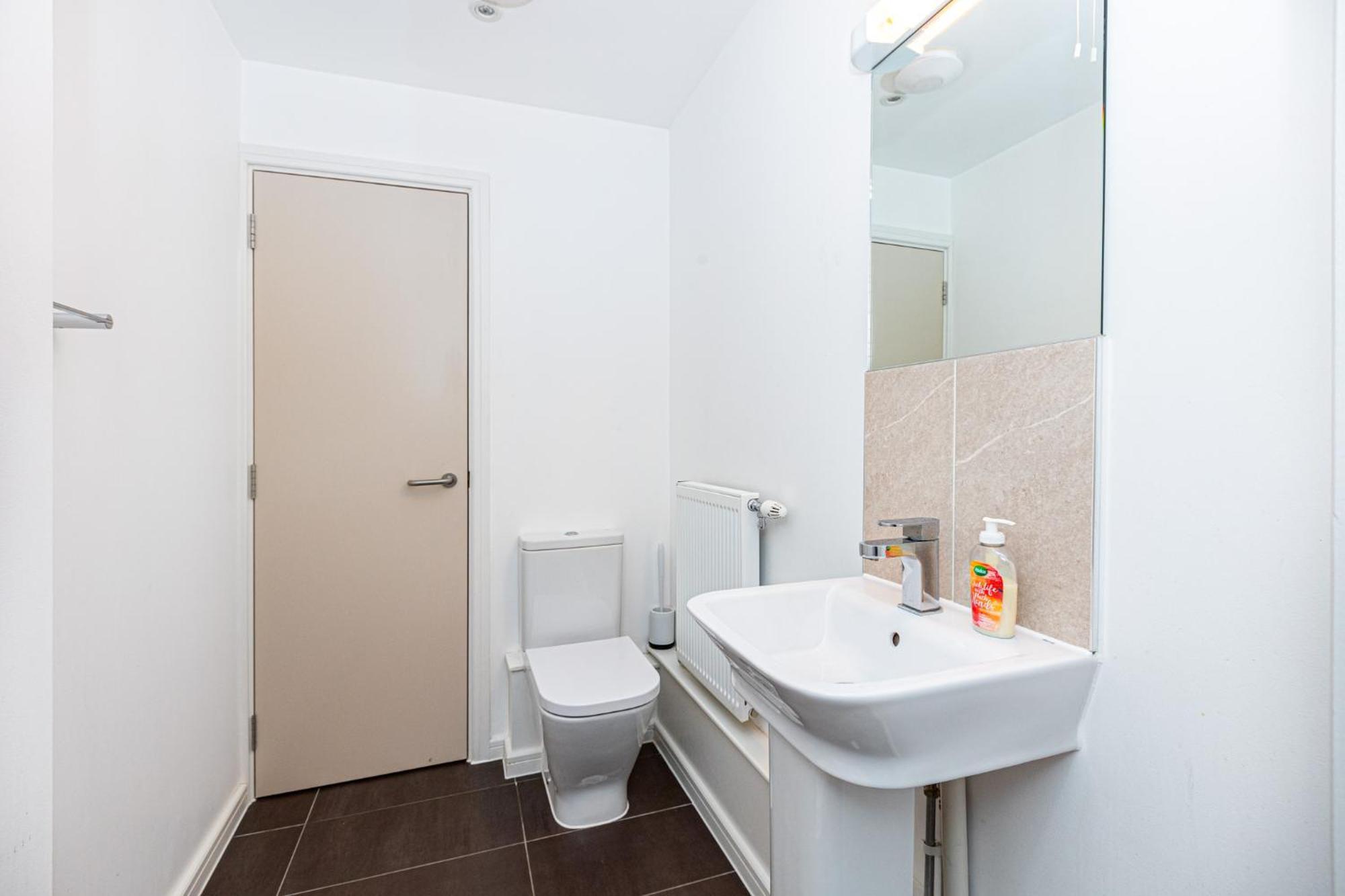 Modern 2br Wpatio & Free Parking, Canning Town * Londres