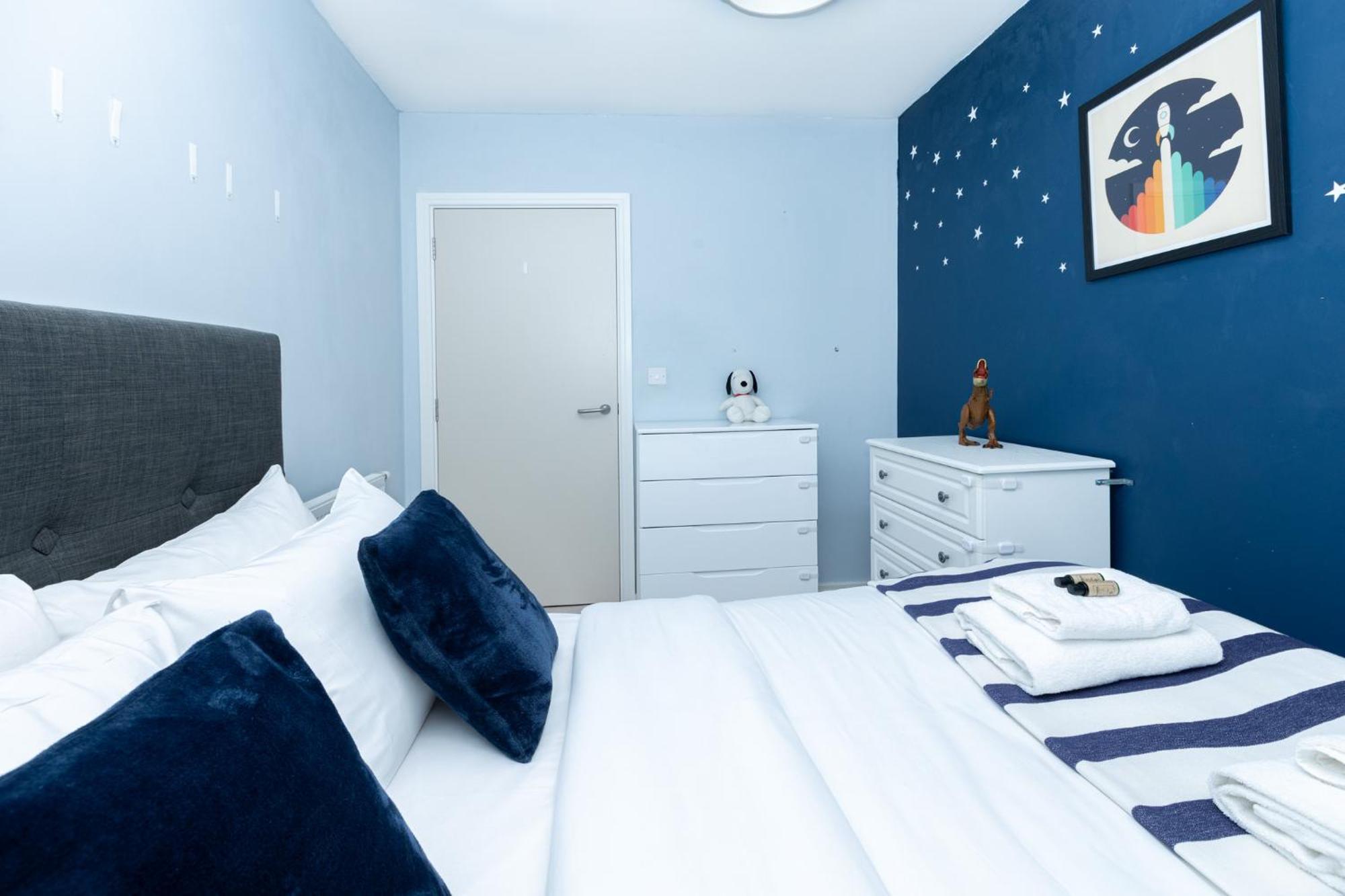 Modern 2br Wpatio & Free Parking, Canning Town Appartement