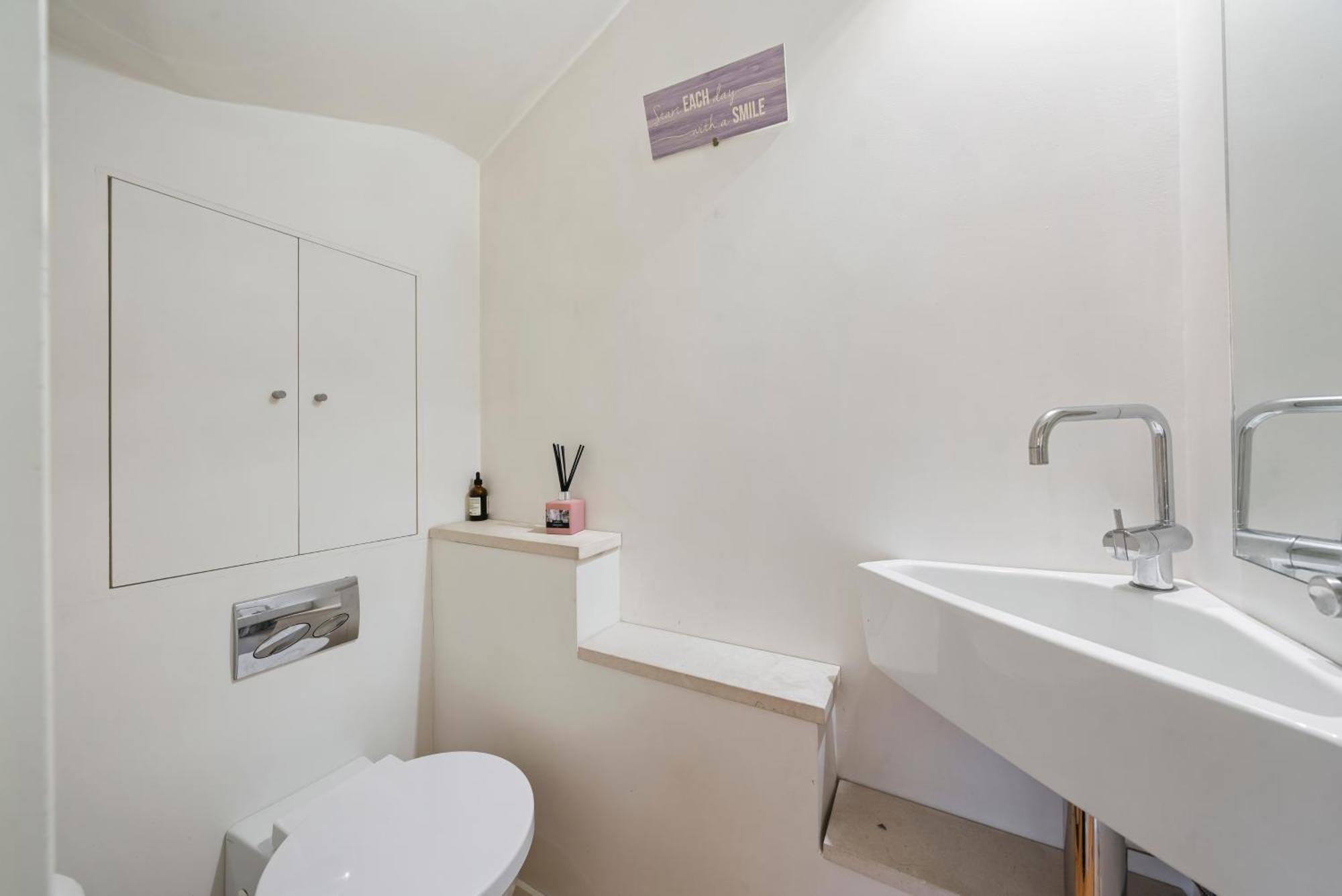 Glamorous 2br House, Outdoor Space & Free Parking