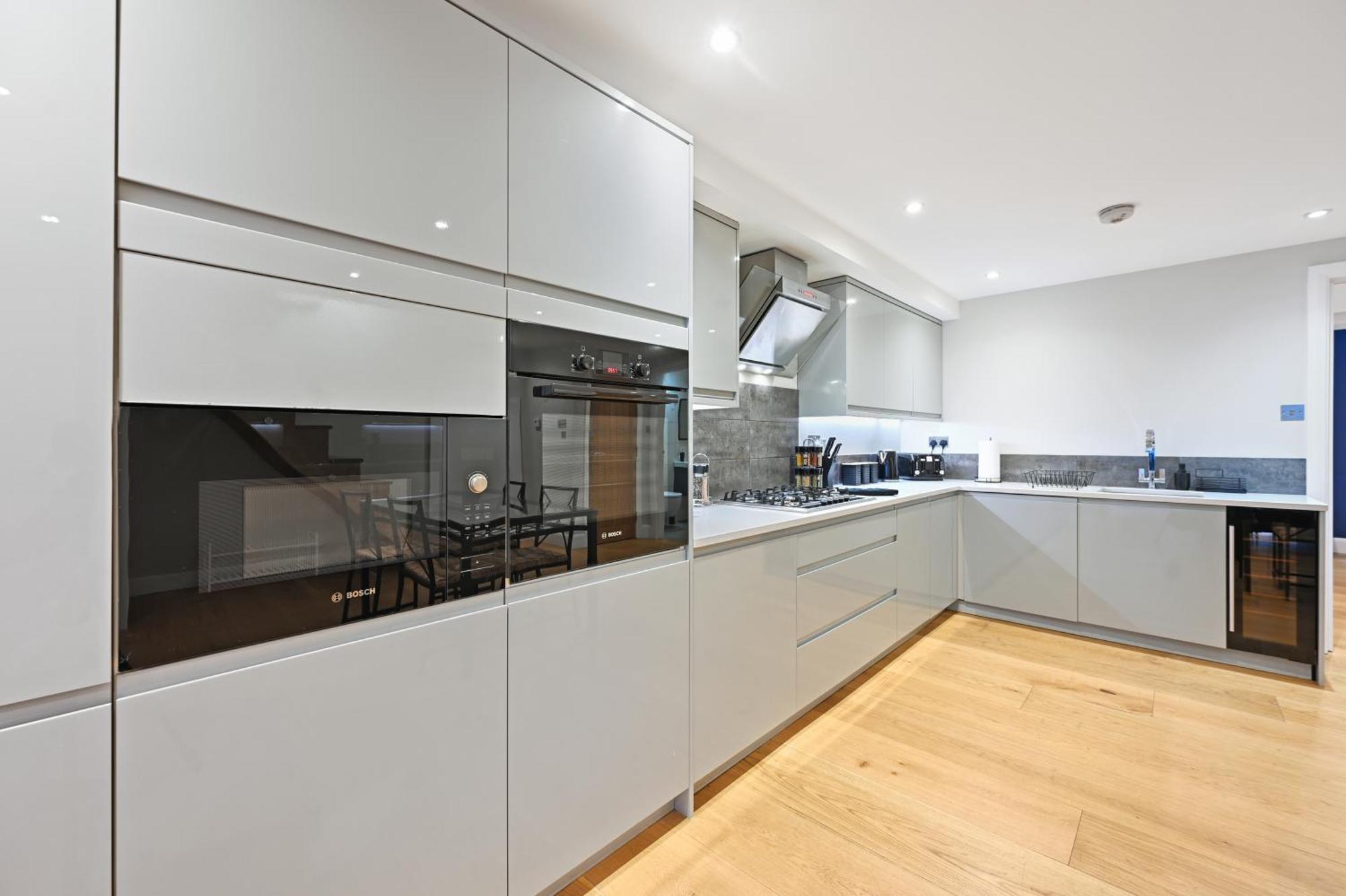 Stunning 2 Bed Basement Flat In Hammersmith Apartment