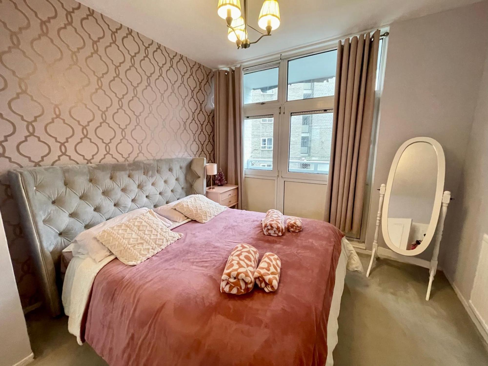 Stylish Pink Oasis In Wimbledon