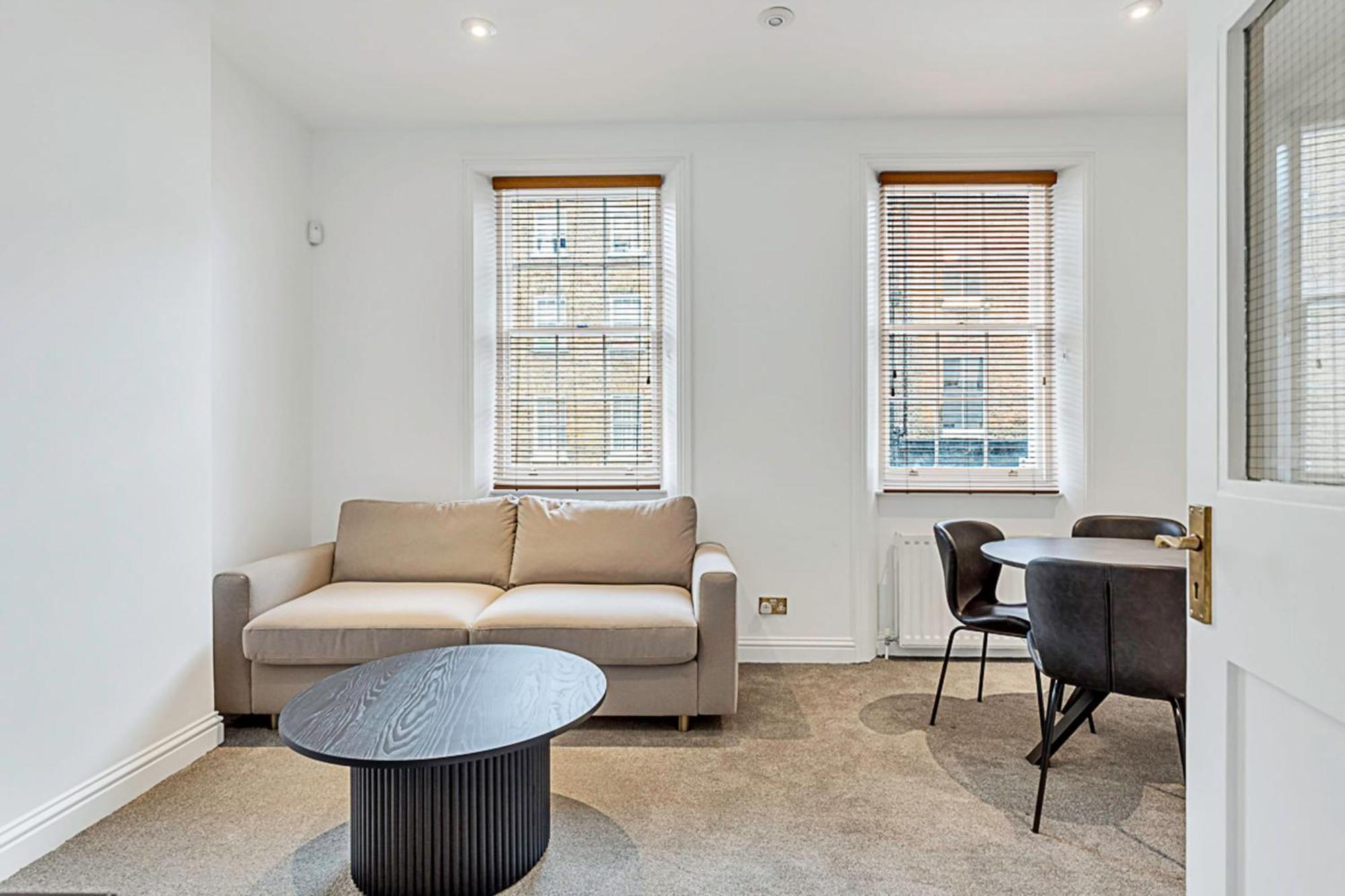A One-bedroom Situated In * Londres