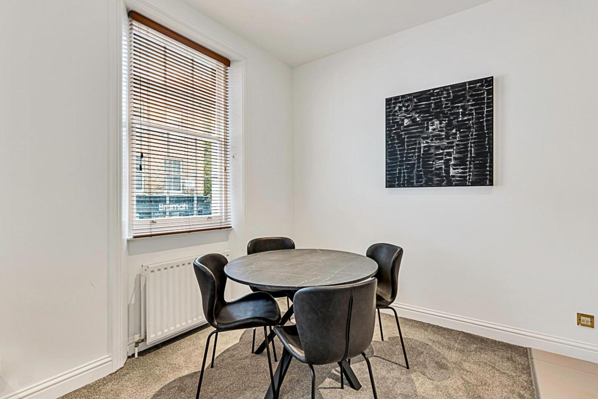 A One-bedroom Situated In Apartamento *