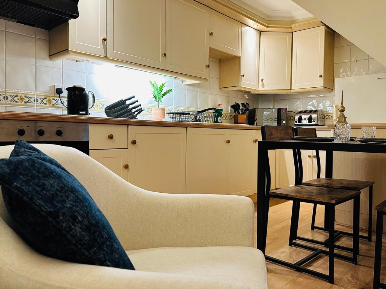 Wimbledon Elegance: 2-bedroom Retreat Appartement