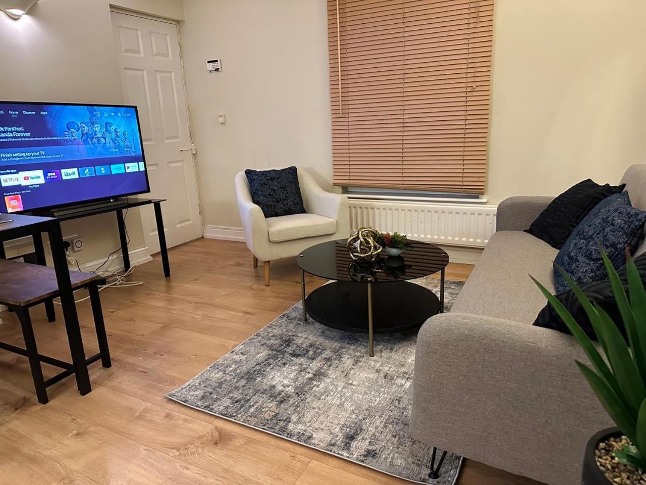 Wimbledon Elegance: 2-bedroom Retreat Londen