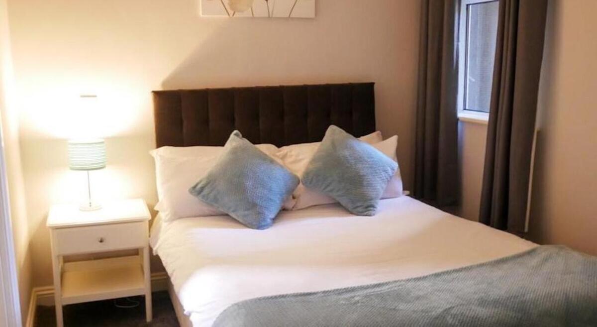 Wood Budget - Next To Mall & Metro Station - 10 Min To Center * Londres