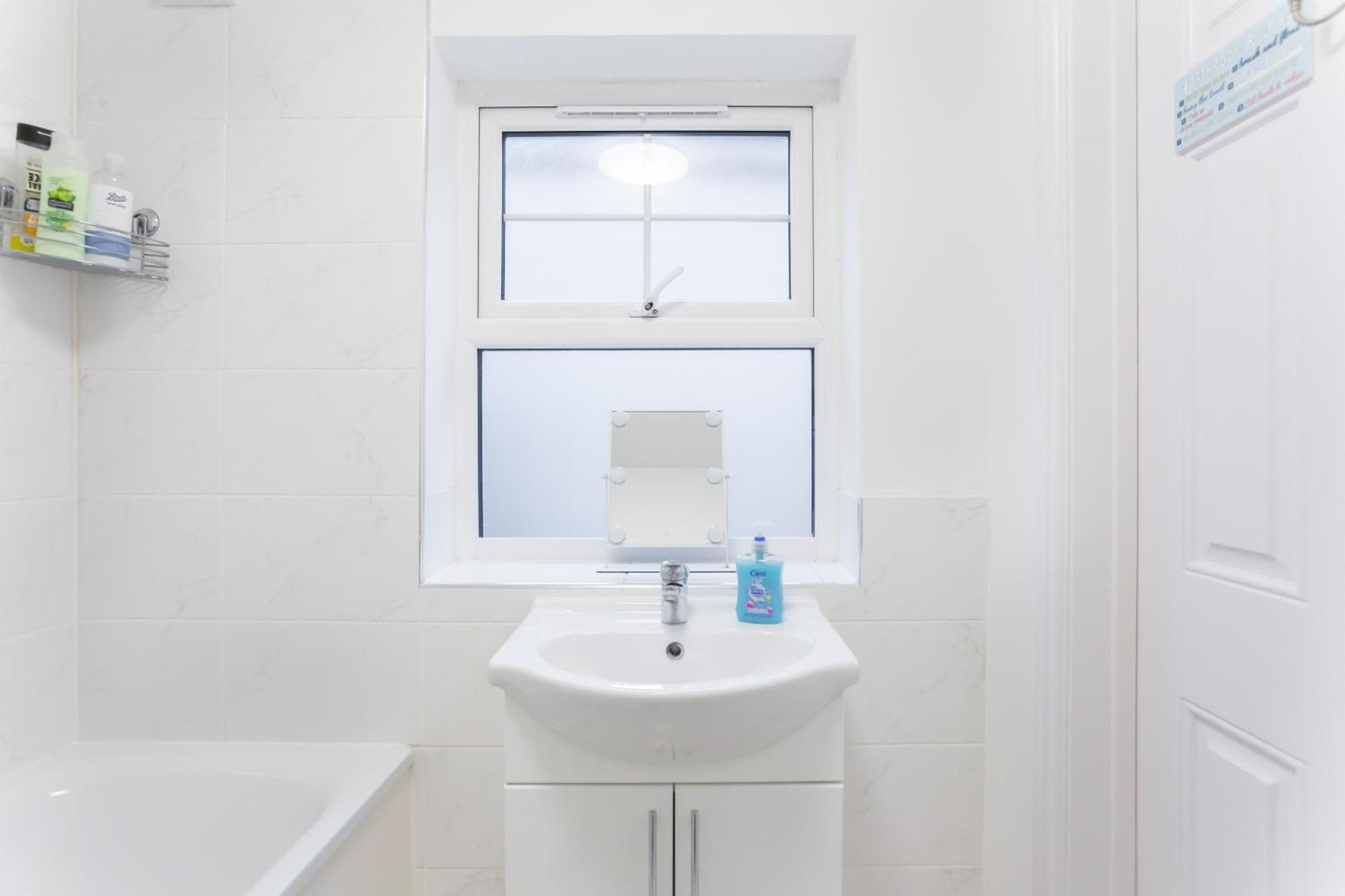 Casa de férias Wood Budget - Next To Mall & Metro Station - 10 Min To Center Londres