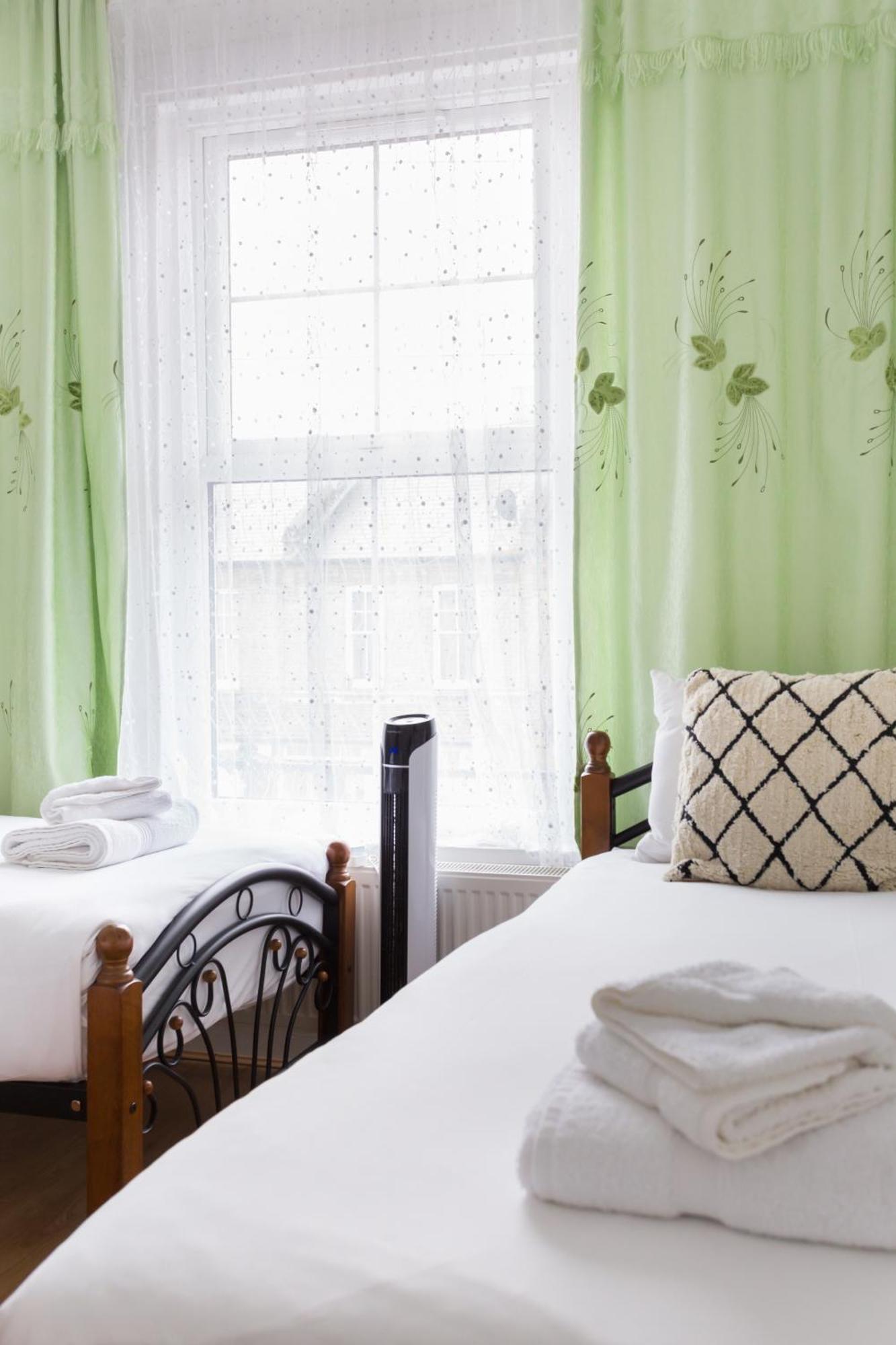Wood Budget - Next To Mall & Metro Station - 10 Min To Center Londres