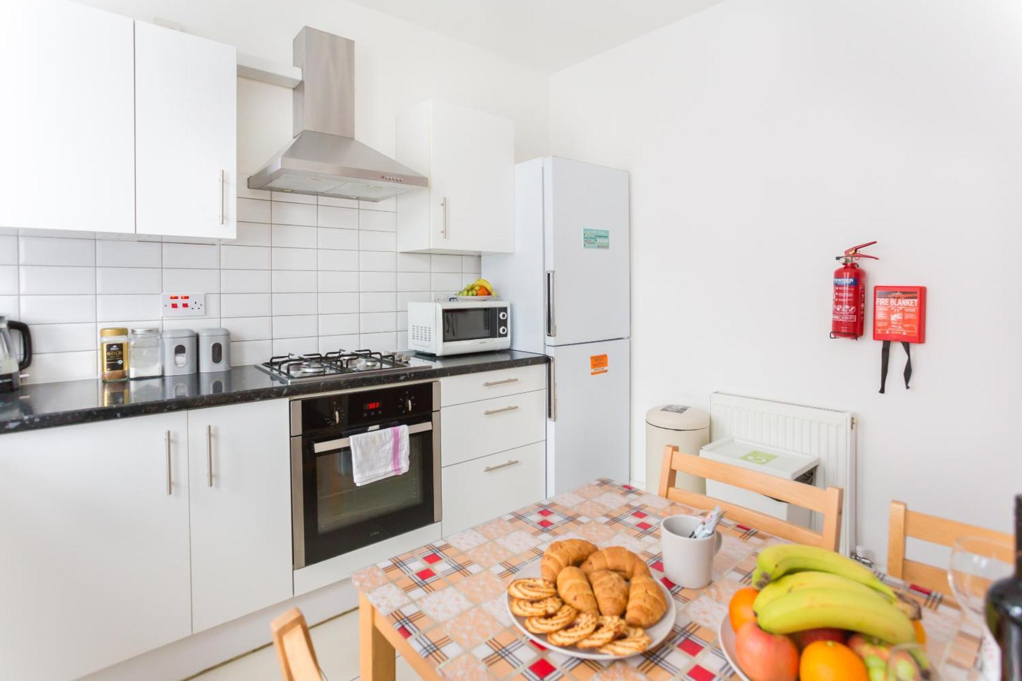 Wood Budget - Next To Mall & Metro Station - 10 Min To Center Londres