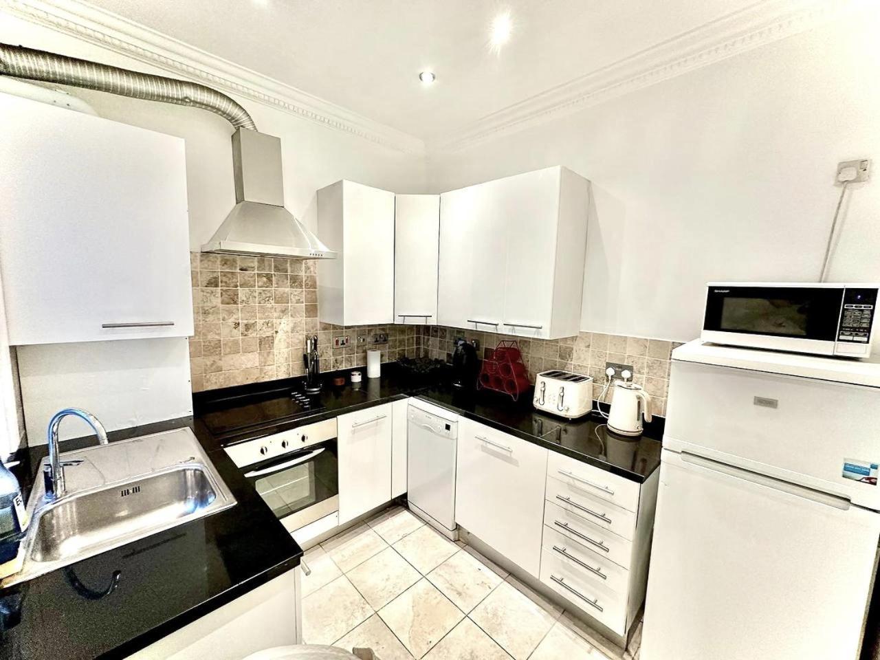 Alluring 2-bed, 2-bath Flat On High Street Kensington, Near Kensington Palace