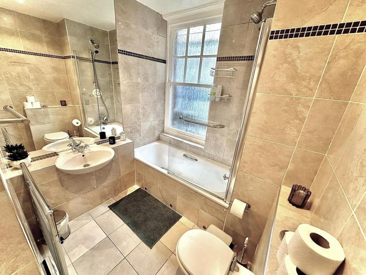 Alluring 2-bed, 2-bath Flat On High Street Kensington, Near Kensington Palace *