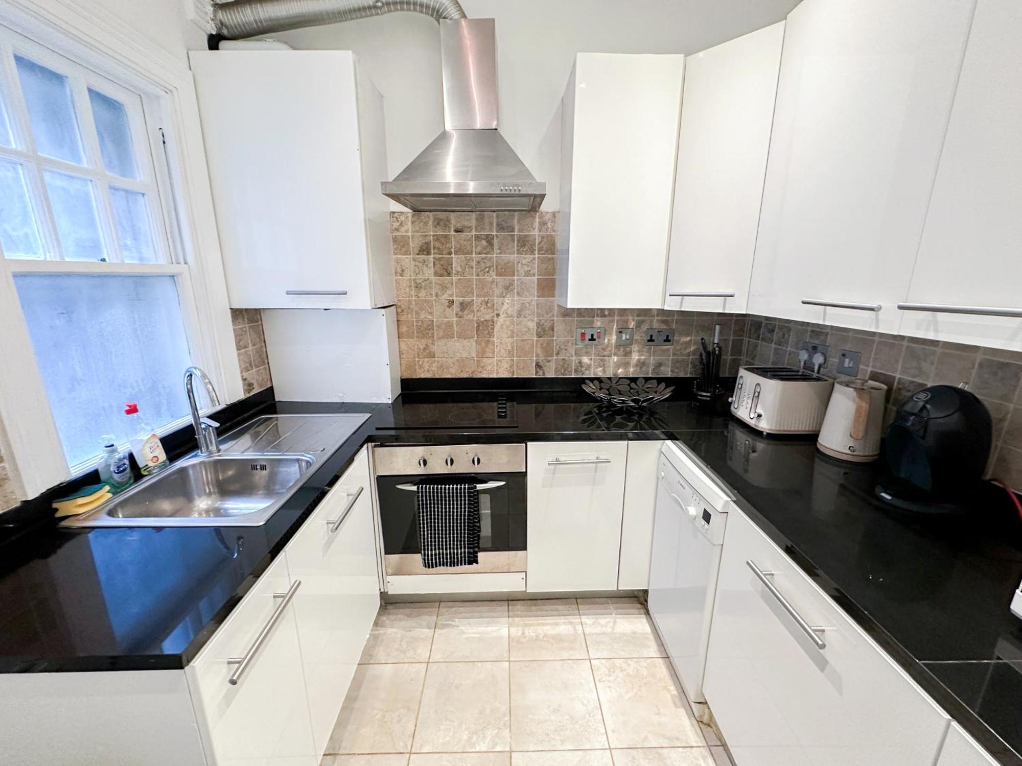 Alluring 2-bed, 2-bath Flat On High Street Kensington, Near Kensington Palace Londres