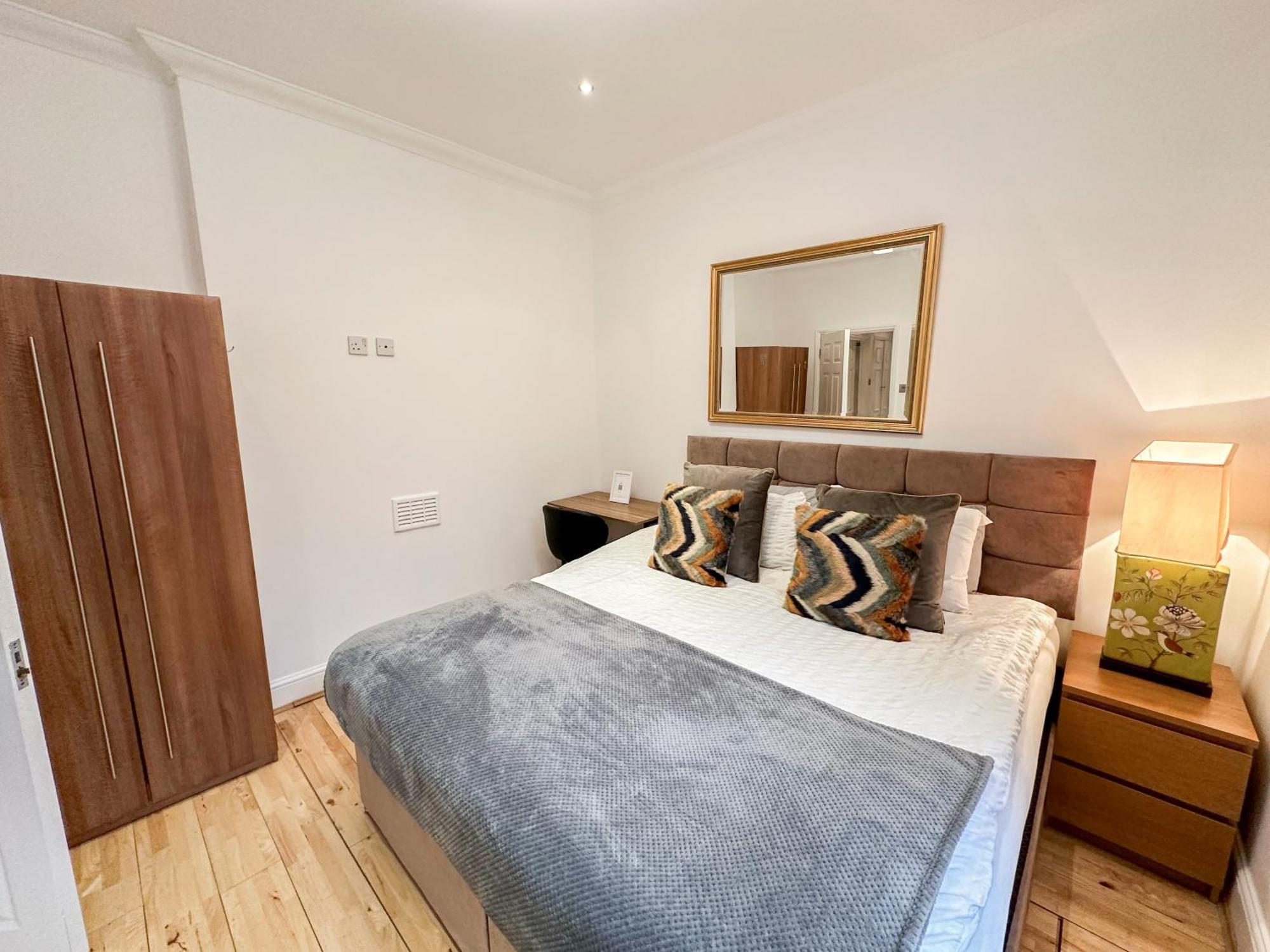 Alluring 2-bed, 2-bath Flat On High Street Kensington, Near Kensington Palace