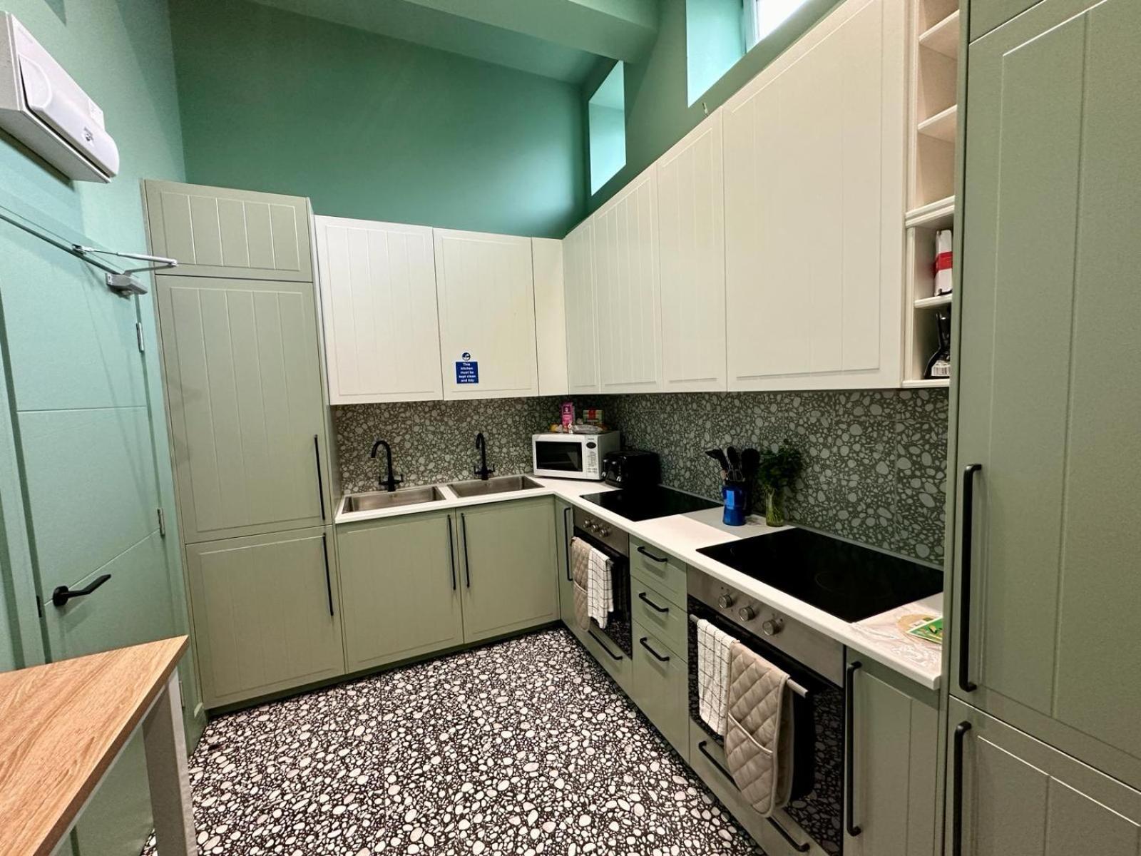 Cozy En-suite Loft In Trendy Local *