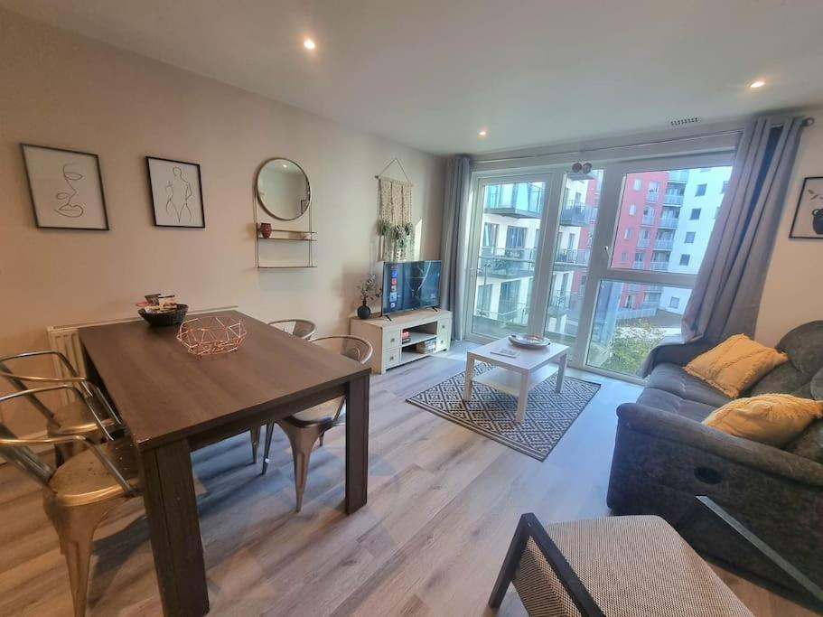 2bed 2bath -pool, Balcony, Gym Lift Londres