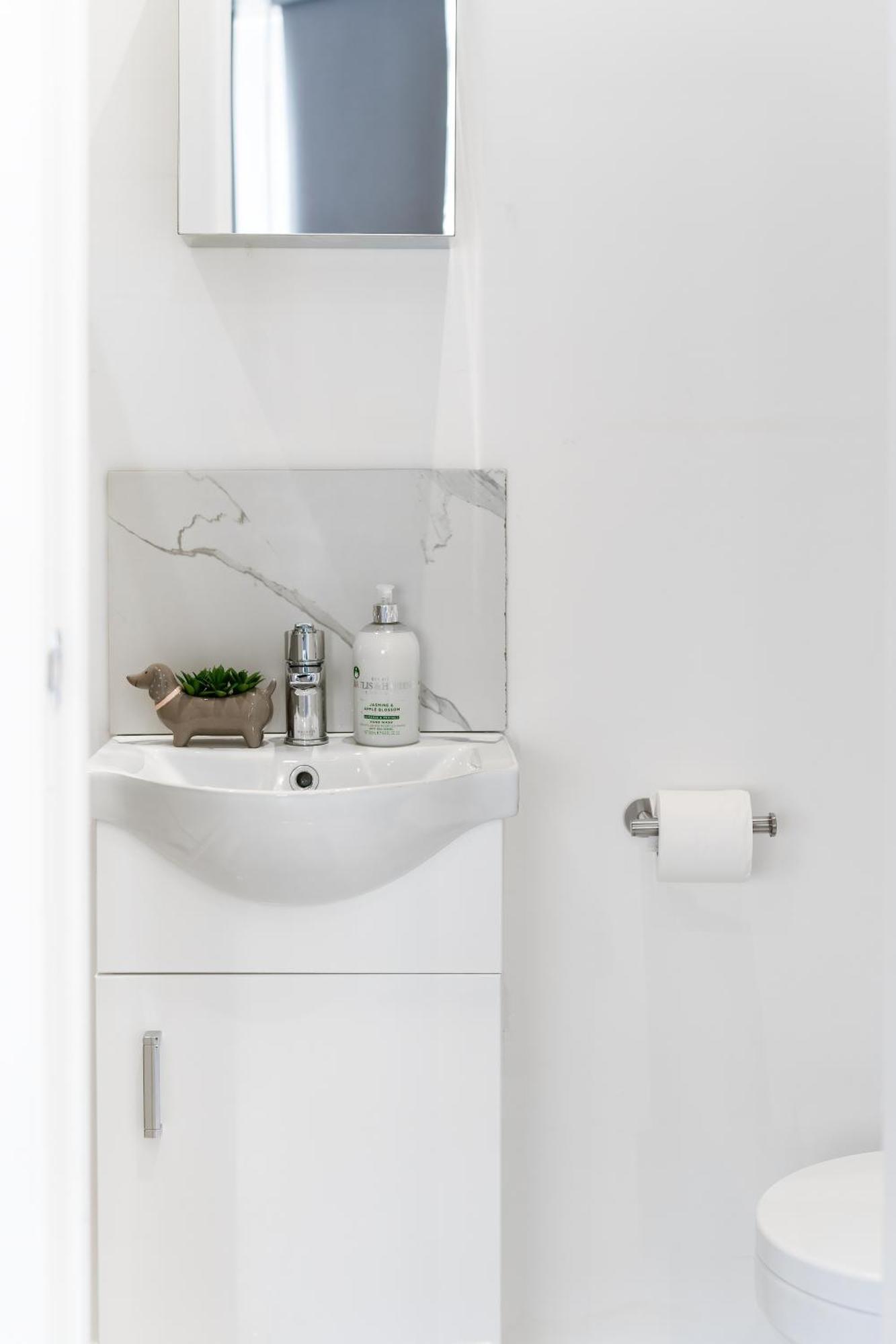 Modern Studio By Livestay Short Lets & Serviced *