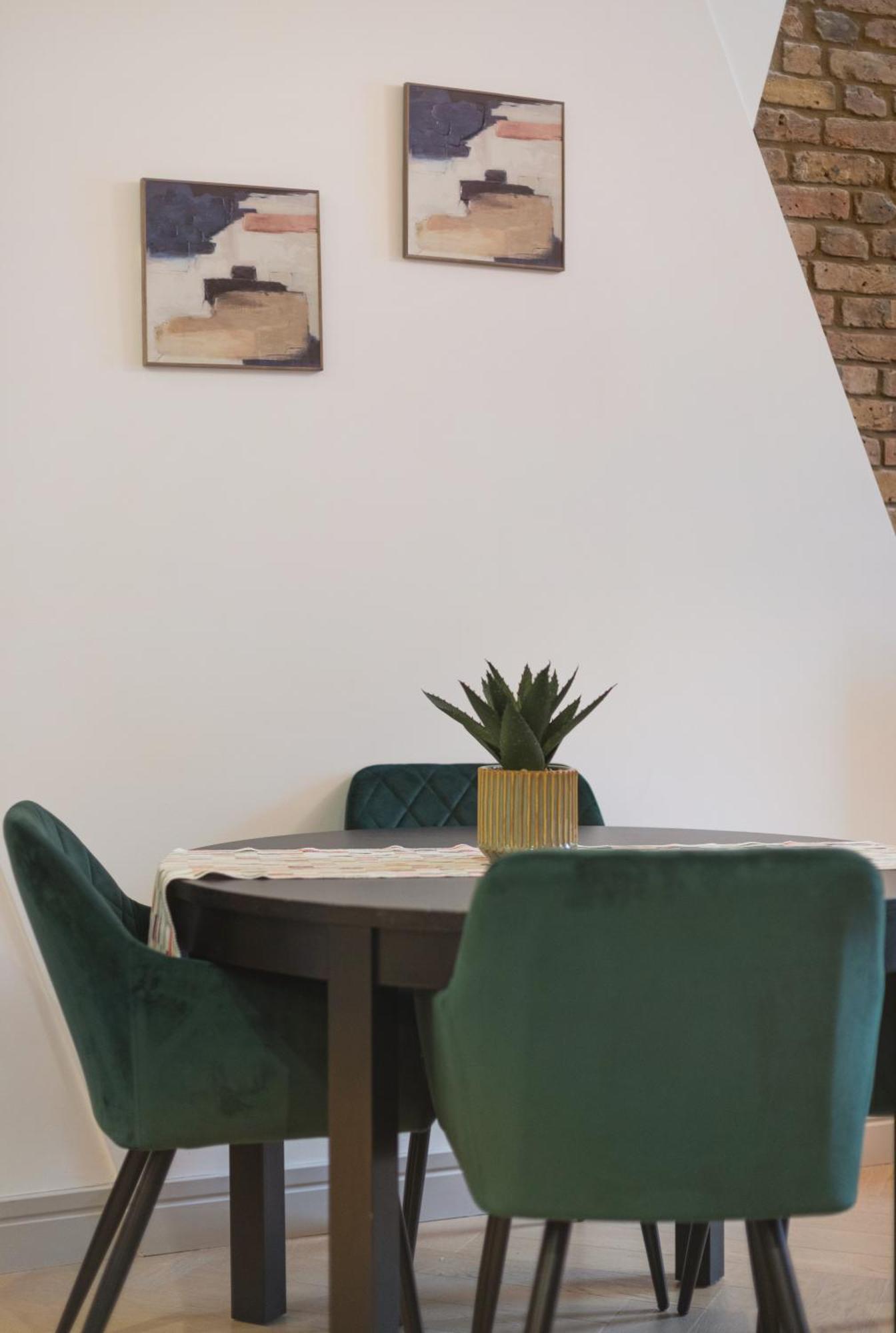 Cozy Retreat Near Downtown With Parking Appartement *