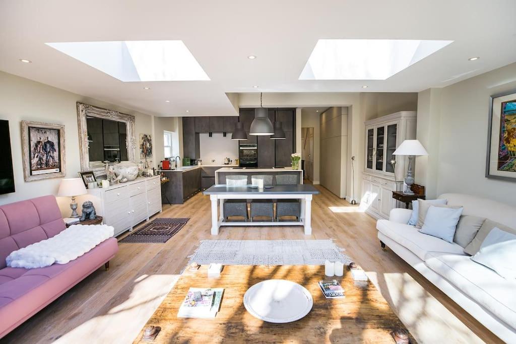 Swanky Pad In Putney Apartment