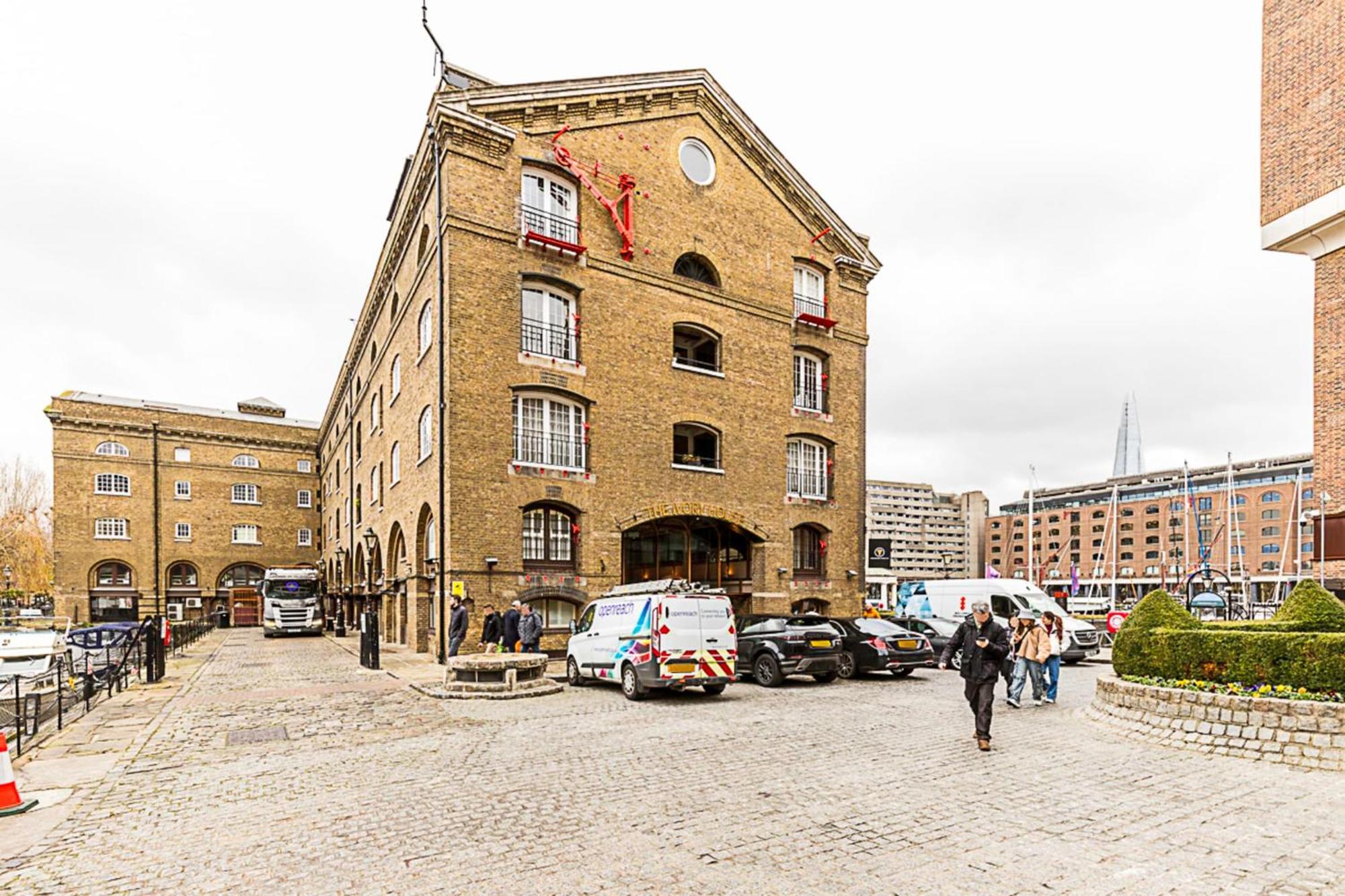 Charming In St Katharine Docks Londres