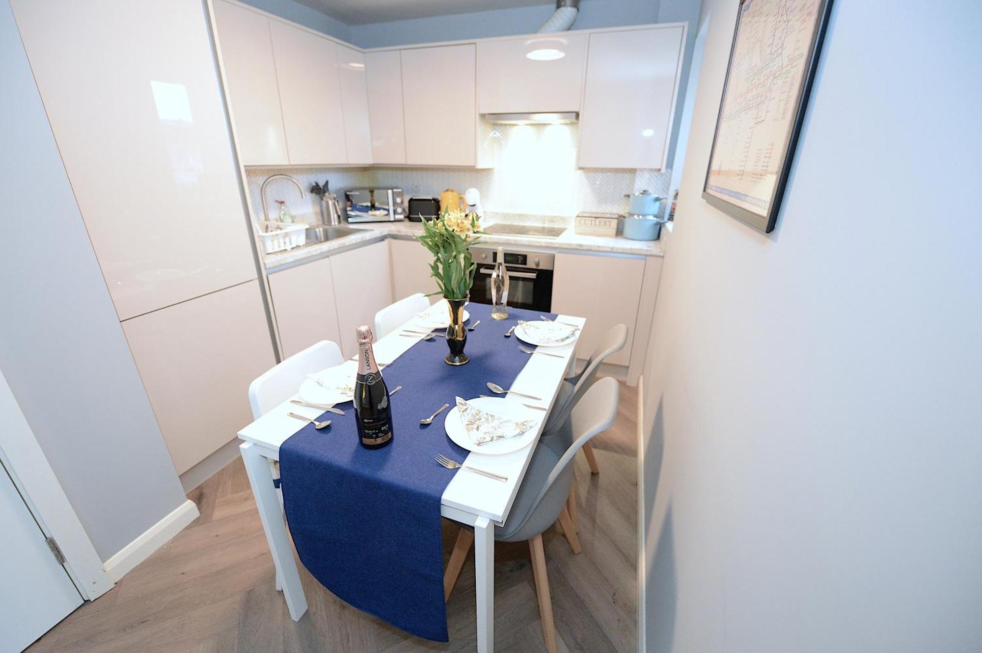 2 Bed Terraced Flat Piccadilly Line Apartment *