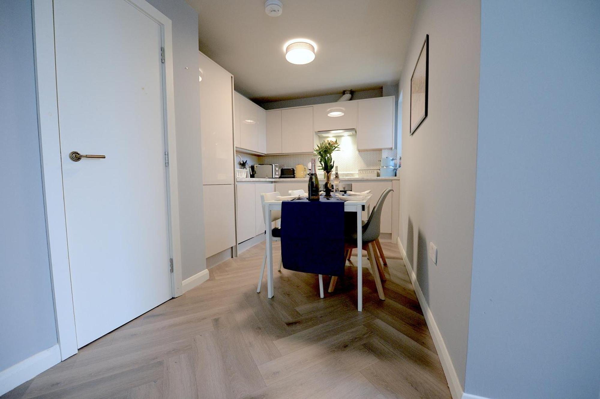 2 Bed Terraced Flat Piccadilly Line Apartment