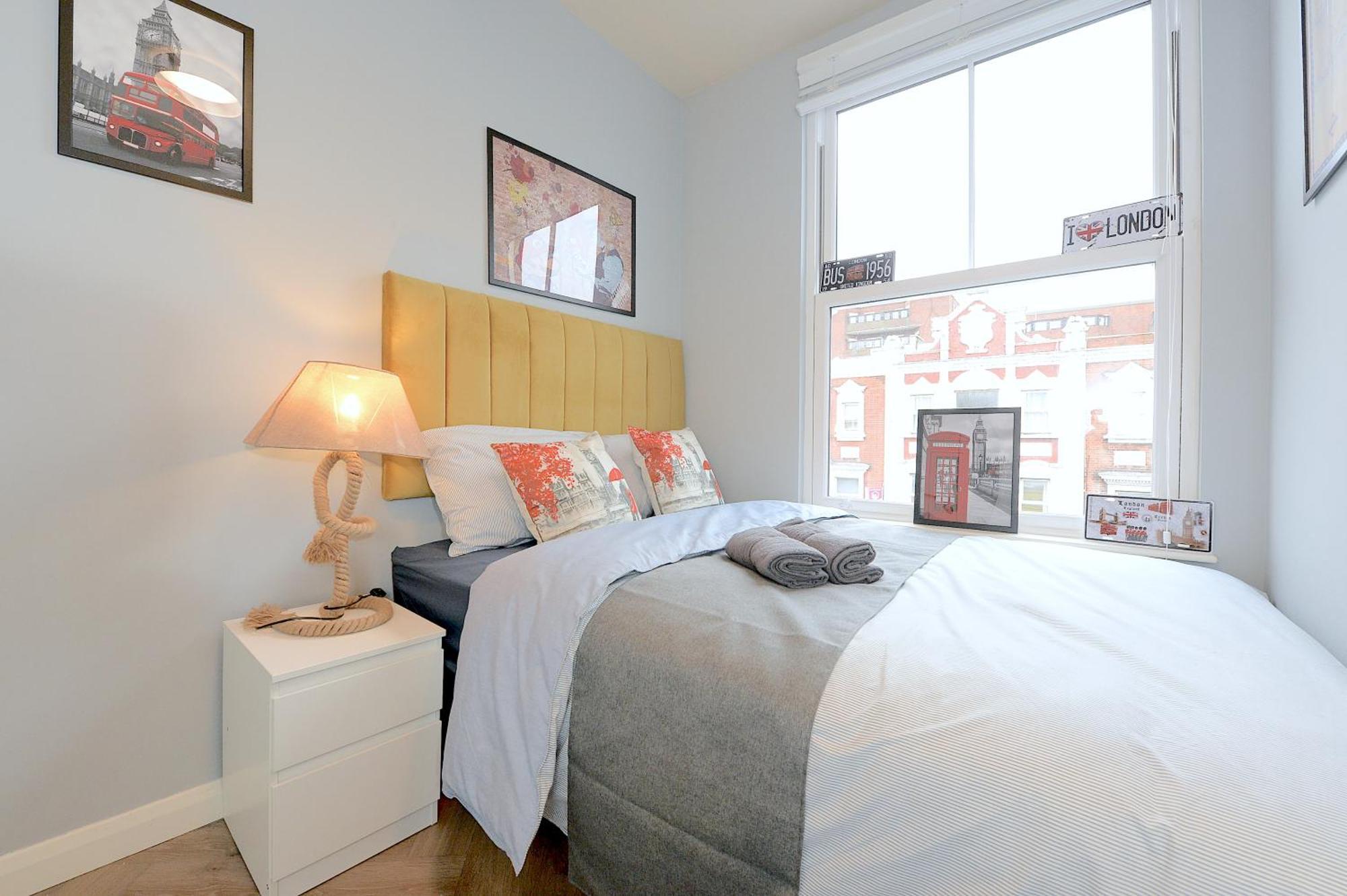 2 Bed Terraced Flat Piccadilly Line * London