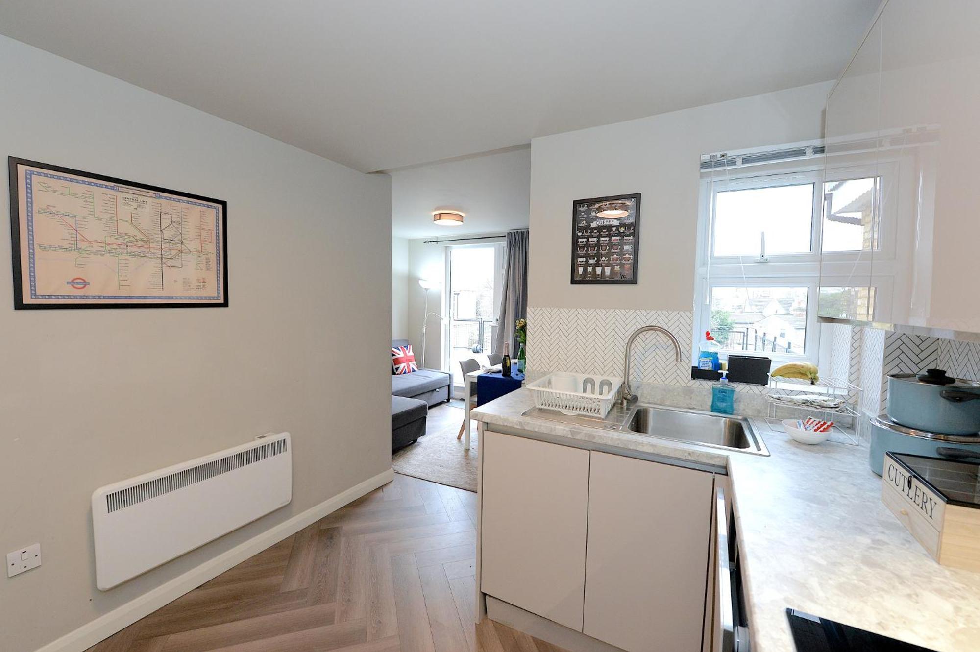 2 Bedroom Flat In Wood Piccadilly Line Apartamento