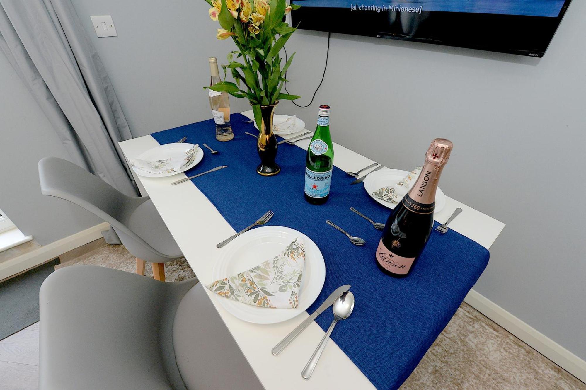 2 Bedroom Flat In Wood Piccadilly Line Apartamento