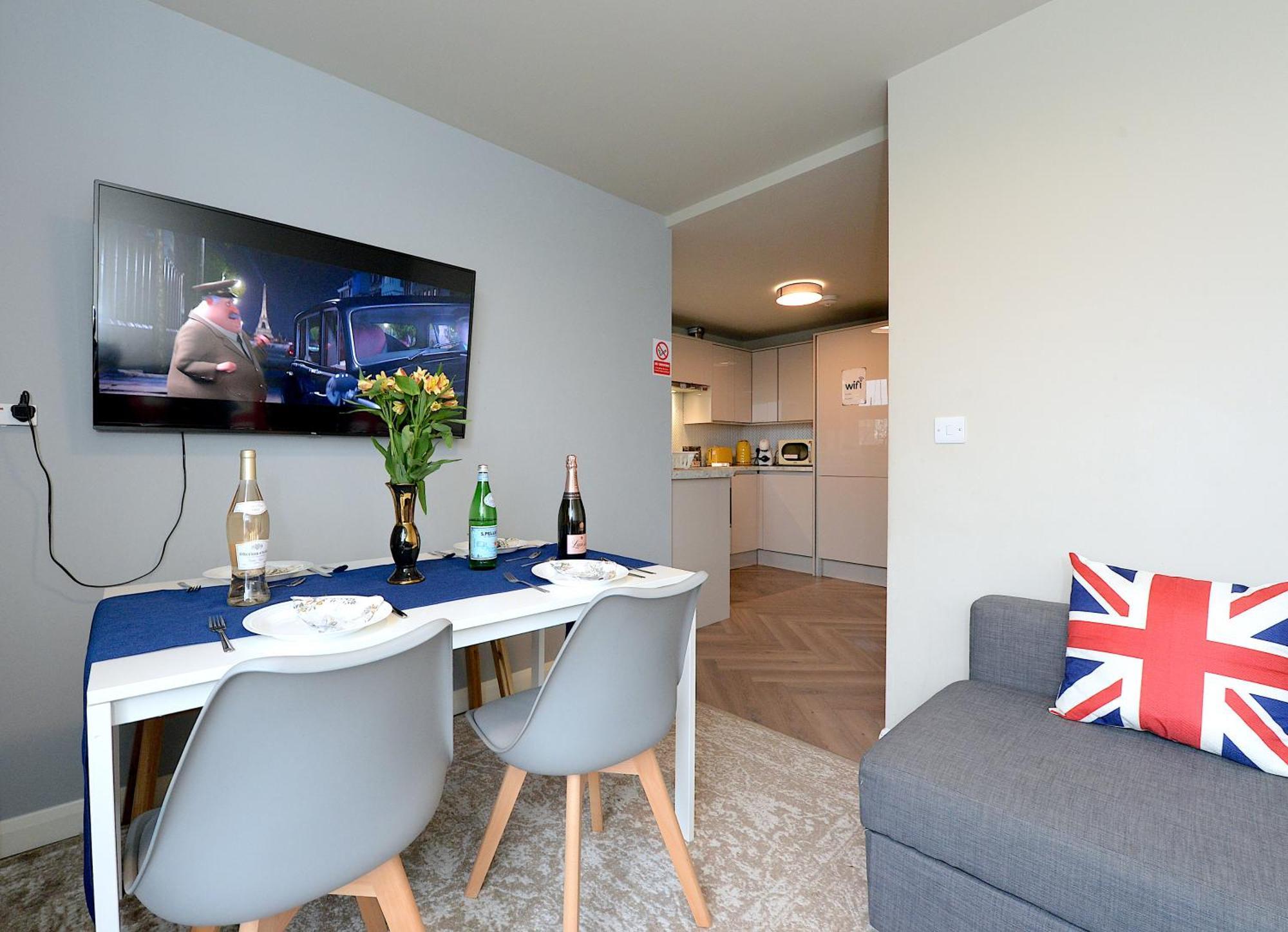 2 Bedroom Flat In Wood Piccadilly Line Apartamento