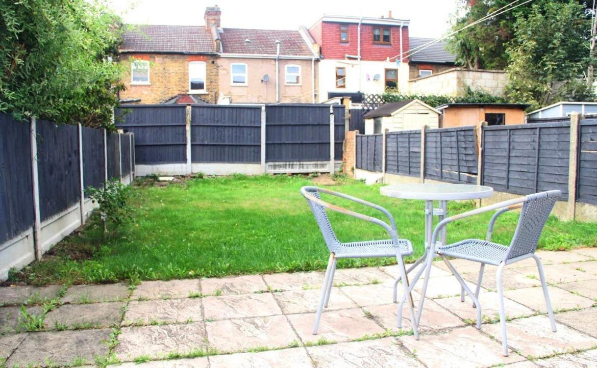 Casa de Férias 3 Bedroom House,4beds, 2 Baths Ilford ,12 Mins To Stratford Londres