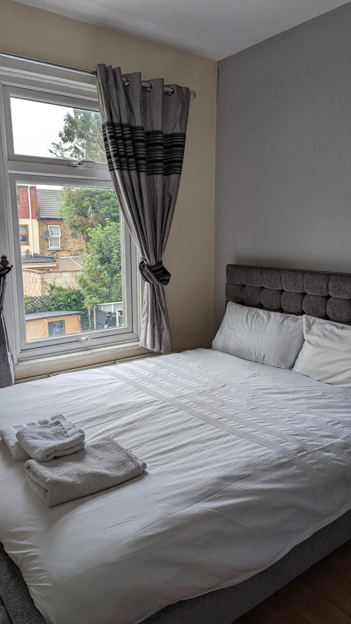 3 Bedroom House,4beds, 2 Baths Ilford ,12 Mins To Stratford *